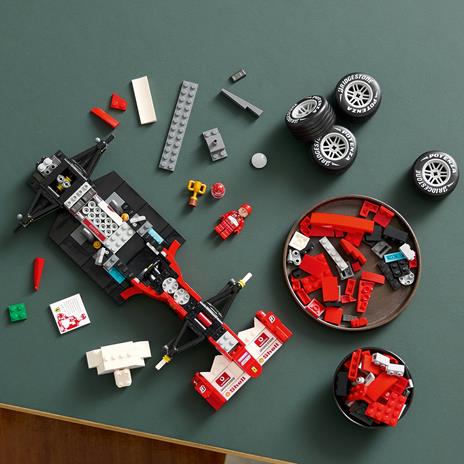 LEGO ICONS Ferrari F2004 e Michael Schumacher - 4