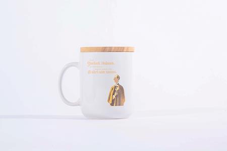 Idee regalo Tazza Mug OpenWorlds Lettura Sherlock Holmes con coperchio Open Wor(l)ds