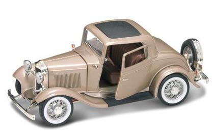 Ford 3 Window Coupe' 1932 Gold 1:18 Model LDC92248GT