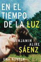 En El Tiempo de la Luz: Una Novela - Benjamin Alire Sáenz - cover