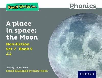 Read Write Inc. Phonics: A Place in Space: The Moon (Grey Set 7 Non-fiction 5) - Gill Munton - cover