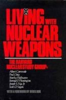 Living with Nuclear Weapons - Albert Carnesale,Paul Doty,Stanley Hoffmann - cover