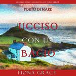 Ucciso con un bacio (Un giallo intimo e leggero di Lacey Doyle—Libro 5)