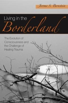 Living in the Borderland: The Evolution of Consciousness and the Challenge of Healing Trauma - Jerome S. Bernstein - cover