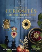 Cabinet de Curiositiés en métal repoussé