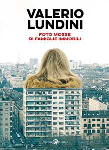 Libro Foto mosse di famiglie immobili Valerio Lundini