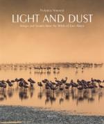 Light and dust. Images and stories from the wilds of East Africa. Ediz. illustrata