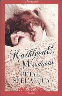 Petali sull'acqua. Un'avventura del cuore e dei sensi tra la verde Irlanda e lo sconfinato nuovo mondo - Kathleen E. Woodiwiss - copertina