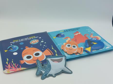 Gioca con Dory. Il libro bagnetto. Ediz. a colori. Con borsetta a rete. Con 4 figurine con ventosa - 5