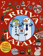 Arriva Natale. Con adesivi. Ediz. illustrata