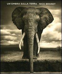 Un' ombra sulla terra - Nick Brandt,Peter Singer,Vicki Goldberg - copertina