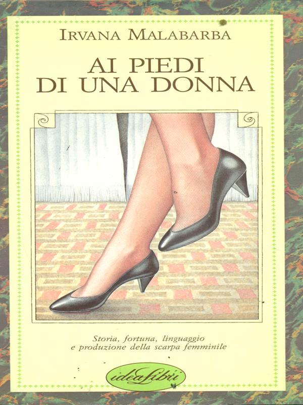 Ai piedi di una donna. Ediz. illustrata