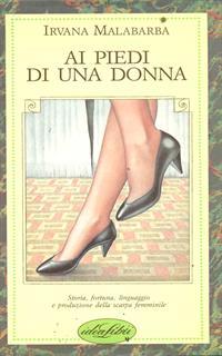 Ai piedi di una donna. Ediz. illustrata
