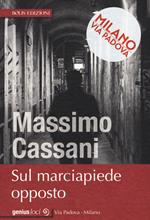 Sul marciapiede opposto