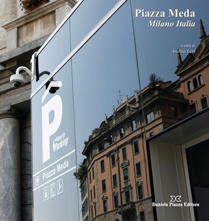 Piazza media. Milano Italia - copertina