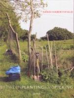 Sandi Haber Fifield. Between planting and picking. Ediz. illustrata - Dominique Browning,Leslie K. Brown - copertina