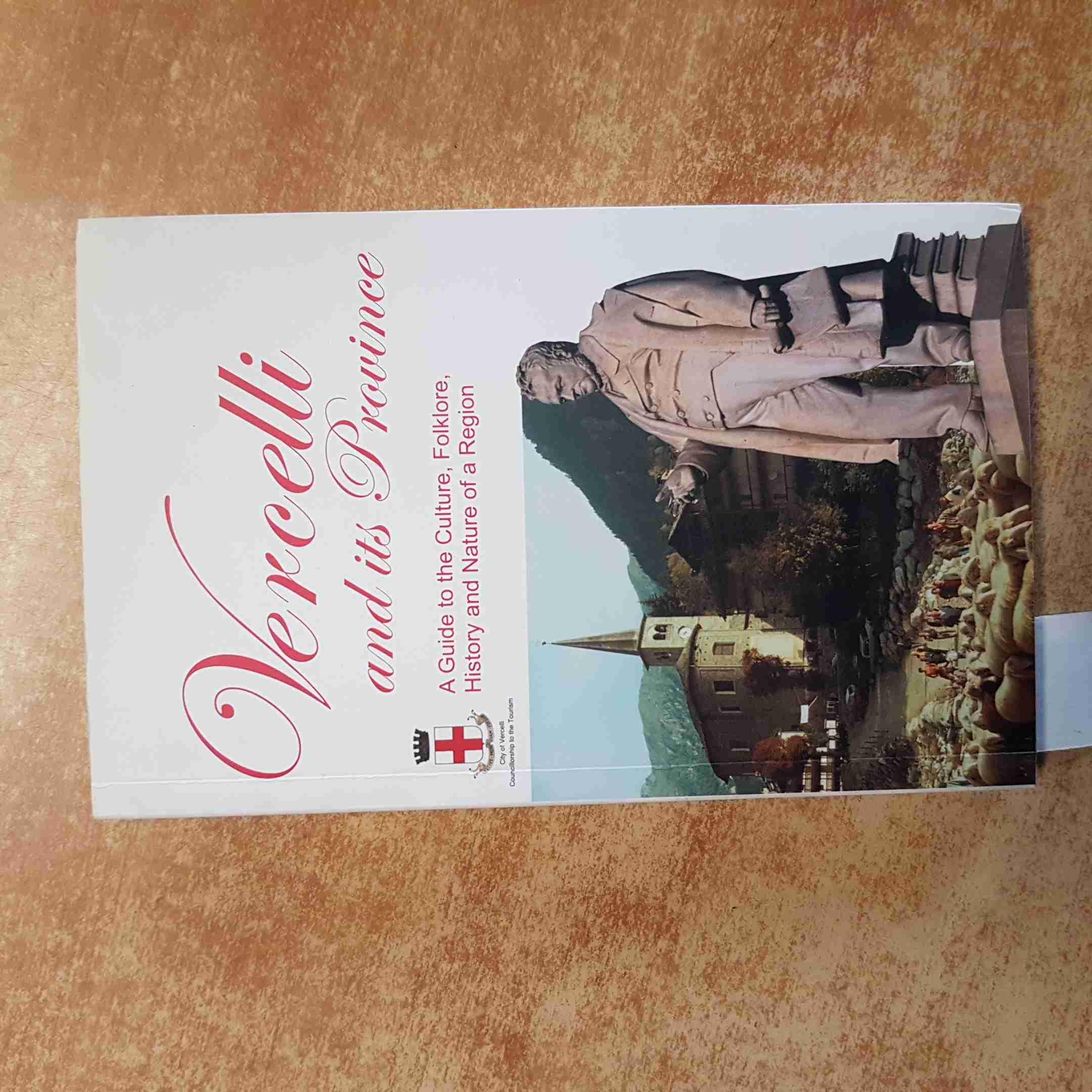 Vercelli e provincia. Una guida per viaggiare tra cultura, folklore, storia e natura. Ediz. italiana e inglese