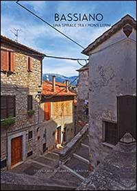 Bassiano. Una spirale tra i Monti Lepini. Ediz. italiana e inglese - Gabriele Siragusa - copertina