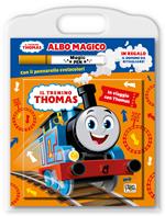 In viaggio con Thomas. Il trenino Thomas. Albo magico. Ediz. a colori. Con pennarello svelacolori