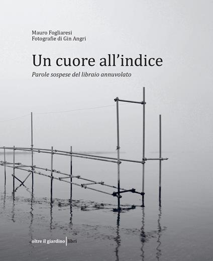 Un cuore all'indice. Parole sospese del libraio annuvolato - Mauro Fogliaresi - copertina