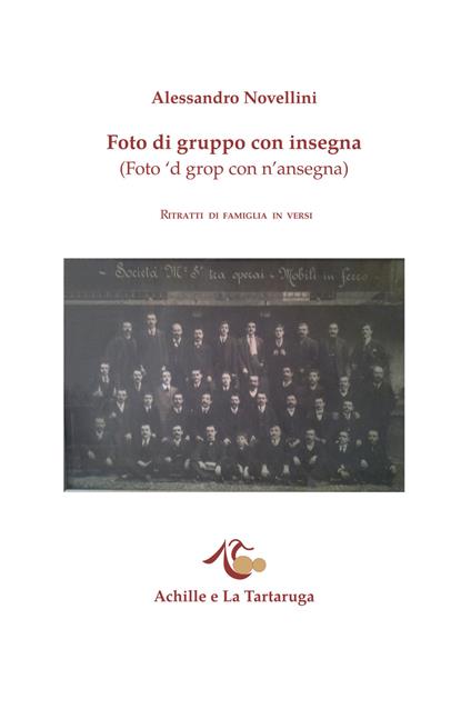 Foto di gruppo con insegna - Alessandro Novellini - copertina