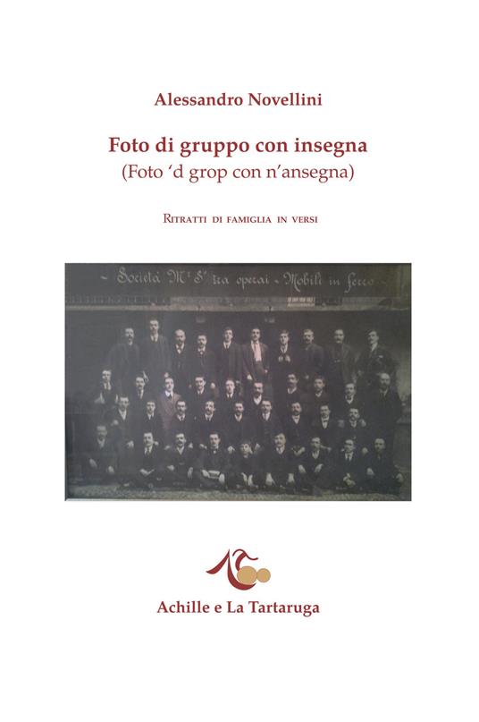 Foto di gruppo con insegna - Alessandro Novellini - copertina