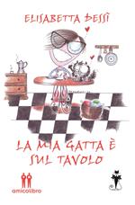 La mia gatta è sul tavolo