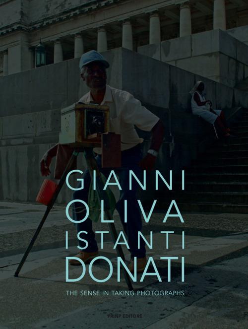 Istanti donati. The sense in taking photographs. Ediz. italiana e inglese - Gianni Oliva - copertina