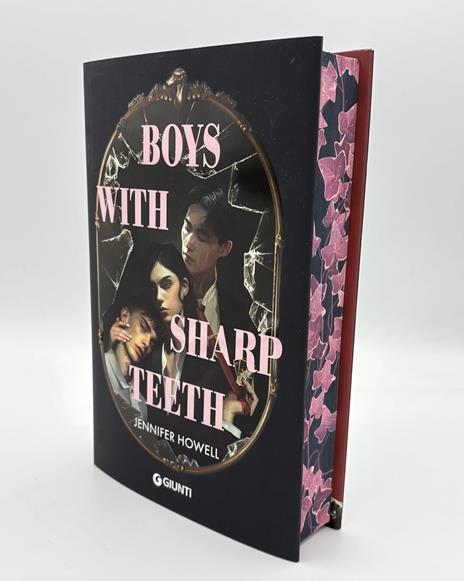 Boys with sharp teeth. Ediz. italiana - Jennifer Howell - copertina