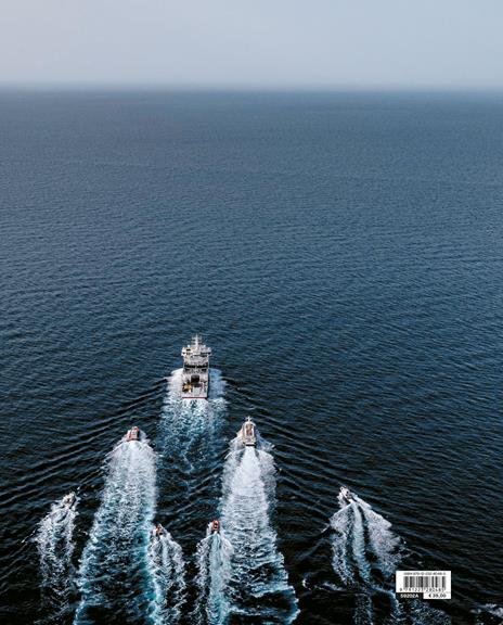 Tra cielo e mare. Storie e sguardi sulla Guardia Costiera-Between sky and sea. Stories and glimpses of the Italian Coast Guard. Ediz. a colori - Massimo Sestini - 2
