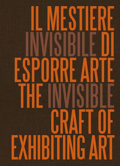 Il mestiere invisibile di esporre arte. Ediz. italiana e inglese - copertina