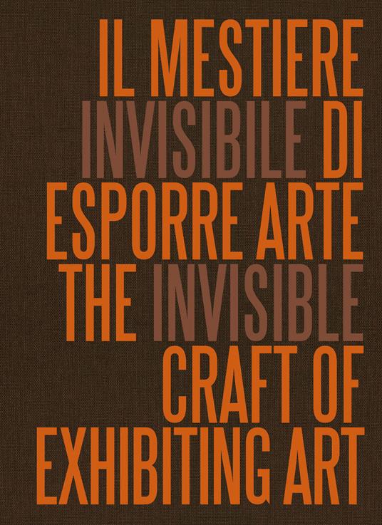 Il mestiere invisibile di esporre arte. Ediz. italiana e inglese - copertina