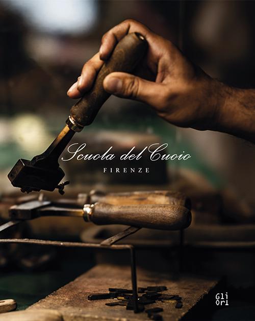 La Scuola del cuoio. Mani e cuore: la tradizione della famiglia Gori. Ediz. multilingue - Eva Desiderio - copertina