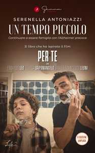 Libro Un tempo piccolo. Continuare a essere famiglia con l'Alzheimer precoce Serenella Antoniazzi